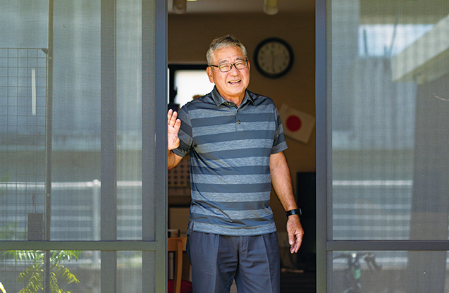 リビングの窓を開けて風を通す。小鳥が庭を訪れることもあるという（写真／髙木あゆみ）