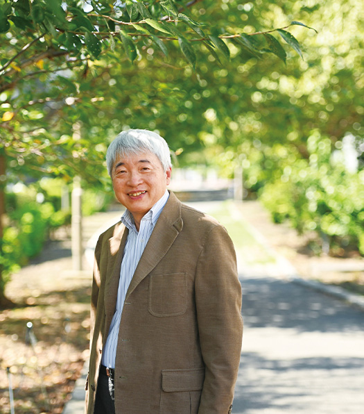 近所にある遊歩道を散策する。「春は見事な桜並木になるんですよ」（写真／遠藤昭彦）