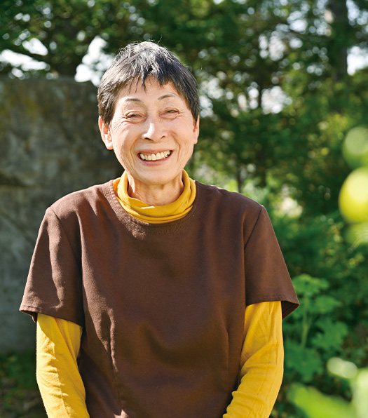 早朝神想観に参加しているおかげで、今は何をしても嬉しくて楽しくて生長の家に恋しています！」と笑顔が絶えない中井さん。自宅の庭で（写真／加藤正道）