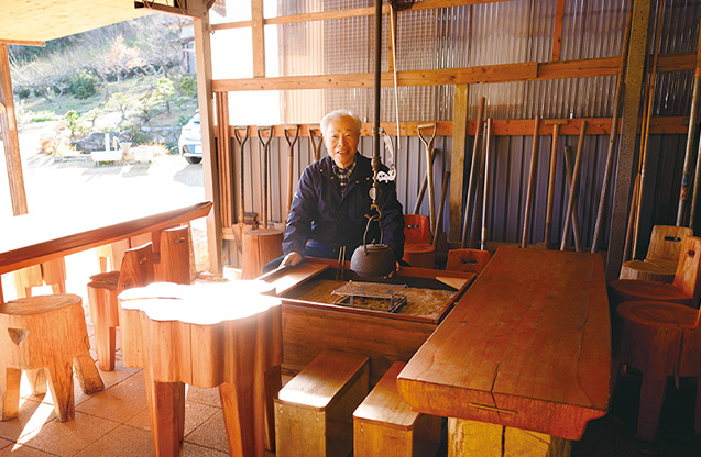 自宅の隣にある作業場には、自作のテーブルや椅子のほか火鉢まであり、仲間が集まって鍋料理を楽しんだりすることも（写真／堀　隆弘）