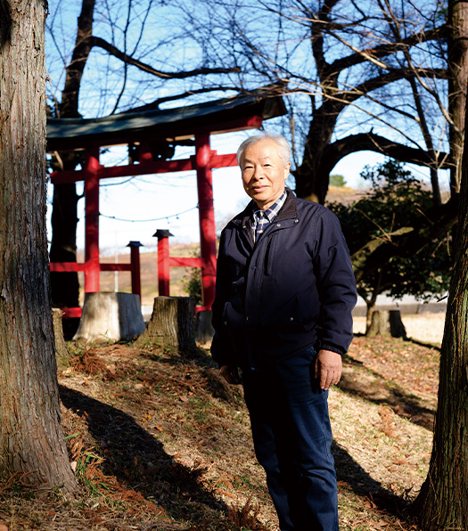 「木の伐採作業をしたおかげで、境内に明るい陽射しが届くようになりました」と田中さん。諏訪大明神を祀る神社で（写真／堀　隆弘）