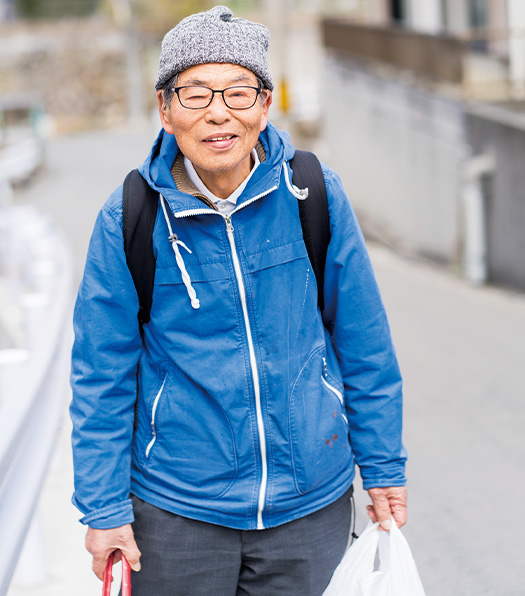 福島さんは外出時、いつもゴミ袋とトングを携帯している。「ゴミを掴んで離す動作は、良い手のリハビリになるんですよ」と、朗らかに笑う