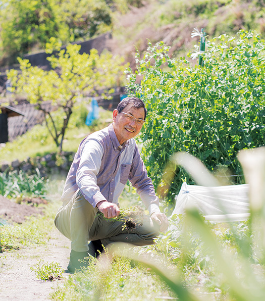 市民農園として開放した、自宅敷地内を整備する熊野和雪さん。「地域の活性化と、“食”について考える場にしていきたいと思っています」 (写真/髙木あゆみ)
