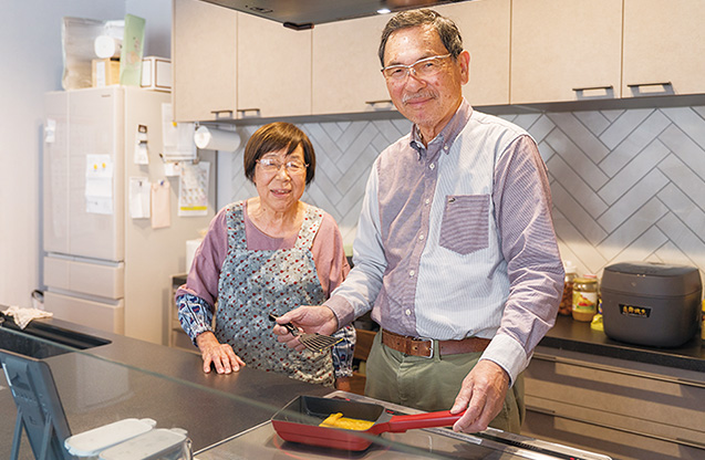 自宅の台所で妻の民子さんと。朝食の際、一日おきに卵焼きを作るのを習慣にしている(写真/髙木あゆみ)