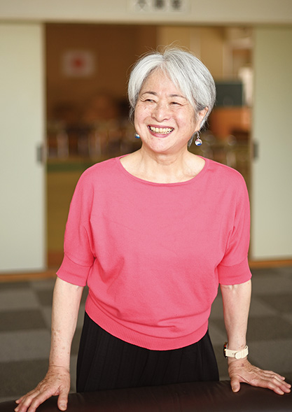 屋内で微笑む千葉美喜子さん