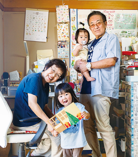 妻の啓子さん、次男夫婦に生まれた孫で長女の弐輝（にき）ちゃん、次女の希桜（きお）ちゃんと（写真／髙木あゆみ）